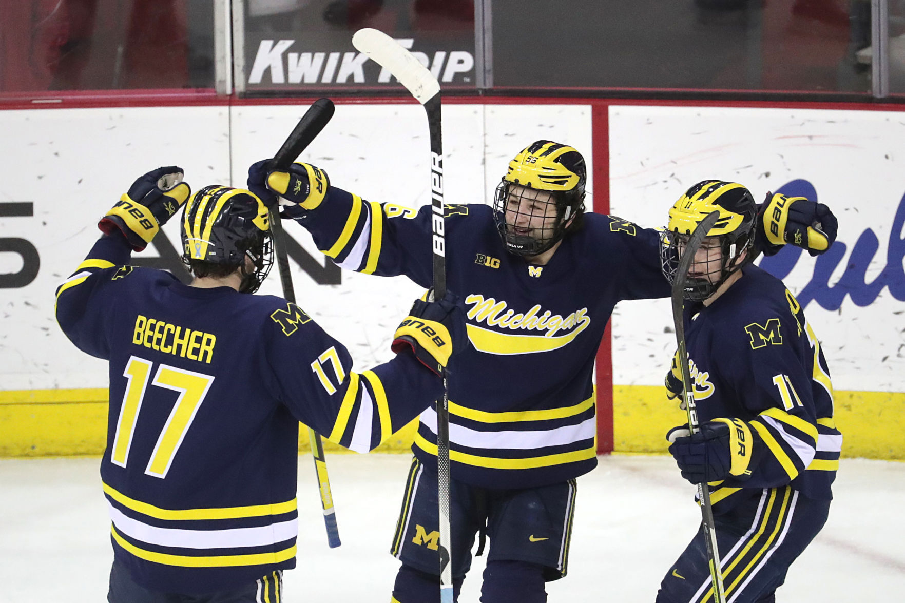 012822_uwhockey_04-01282022190427